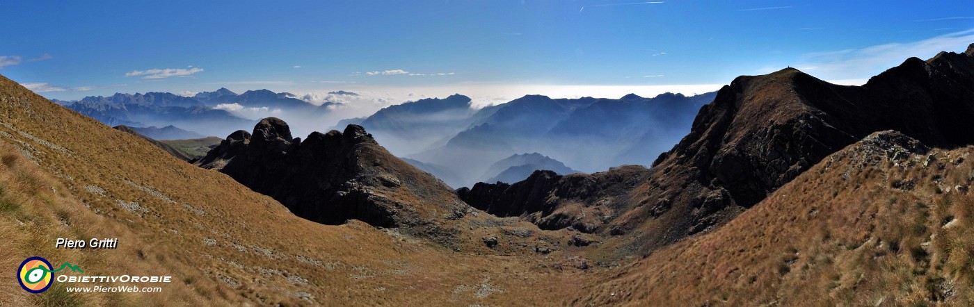 55 Salendo in cresta per Cima di Valle Pianella vista panoramica sulla Valle Pianella salita .jpg